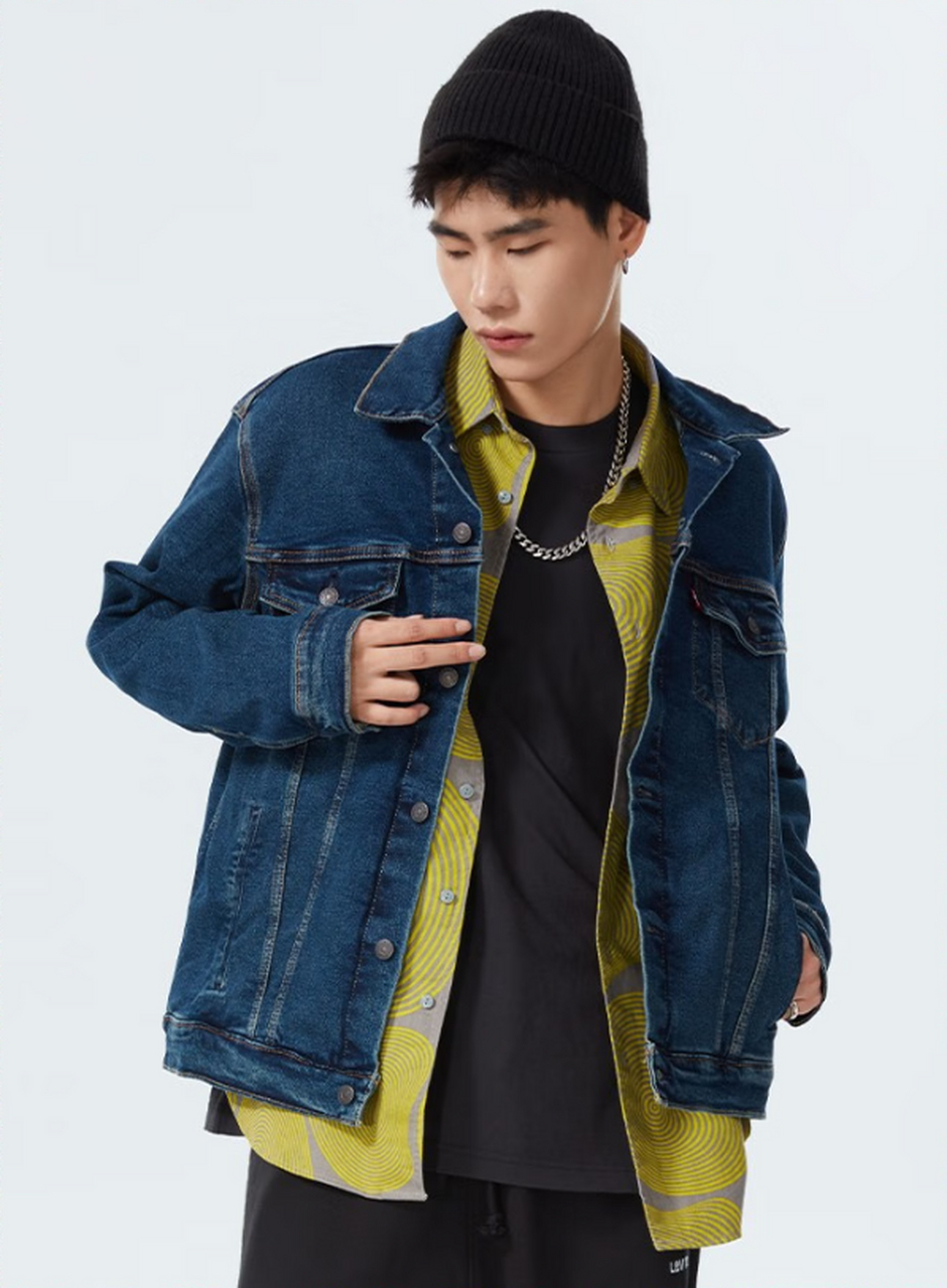 李维斯男士深蓝色牛仔夹克,采用高质量的面料制作而成,具有良好的耐磨