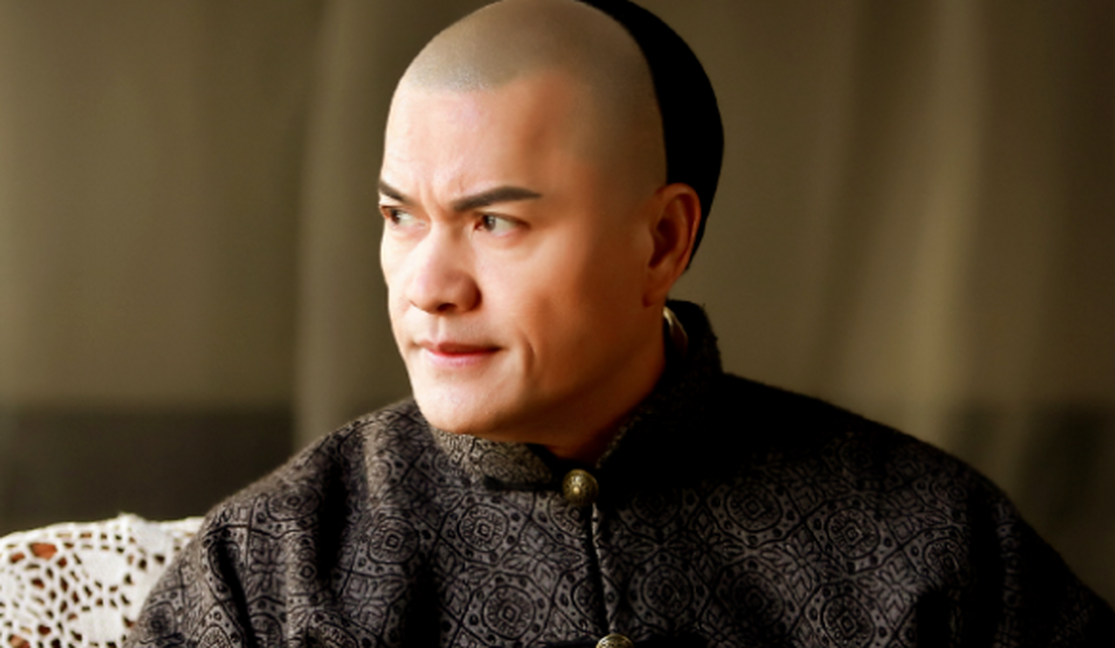 广东十虎之一的黄麒英是黄飞鸿的父亲,在广州经营着宝芝林药店,是少林