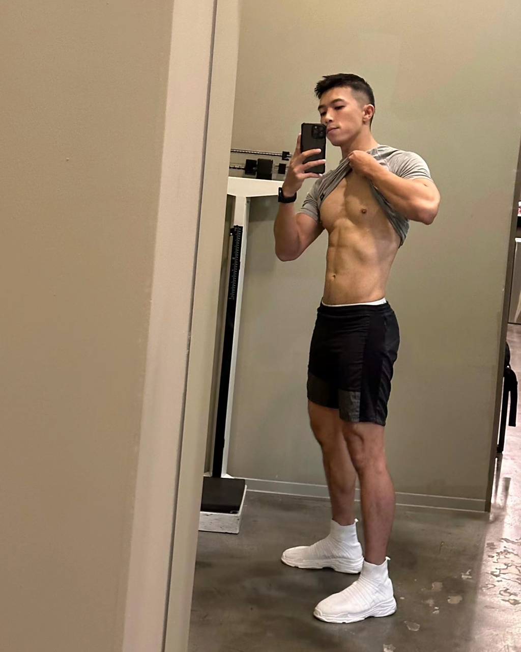 肌肉帅哥健完身自拍几张##肌肉型男