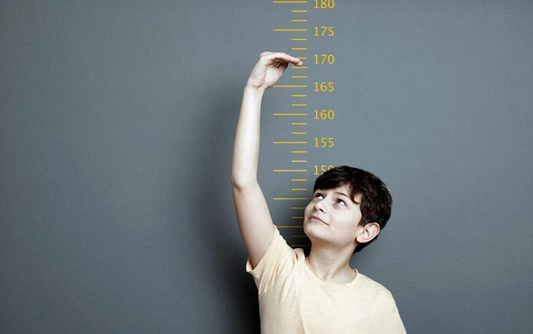 通常来说,男孩发育启动为11岁左右,生长速度会非常快,1年可增长10