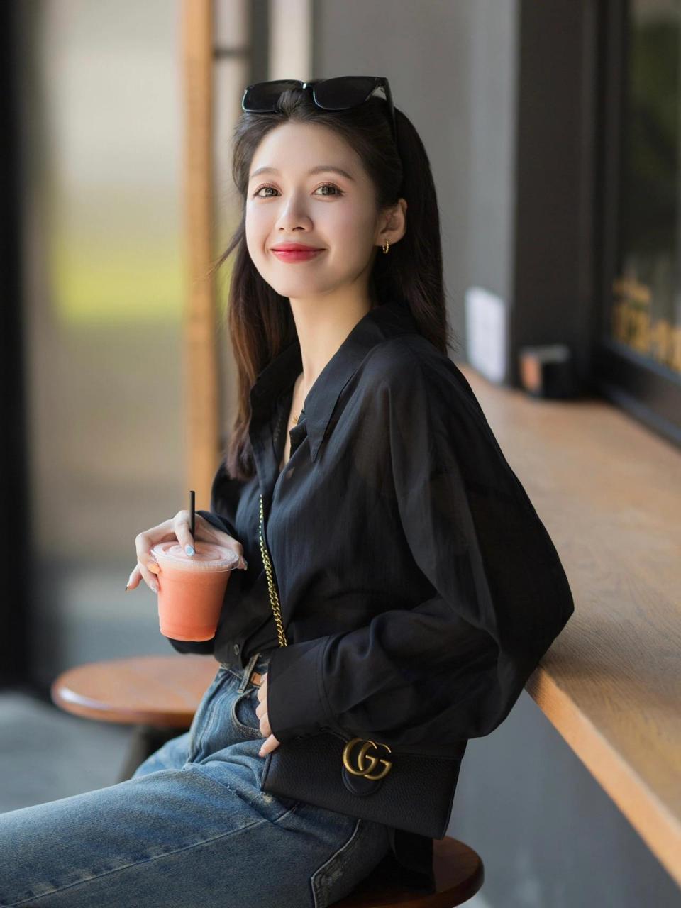 简单不费力的基础款永远不会出错 随性时尚的防晒黑衬衫 搭配了天