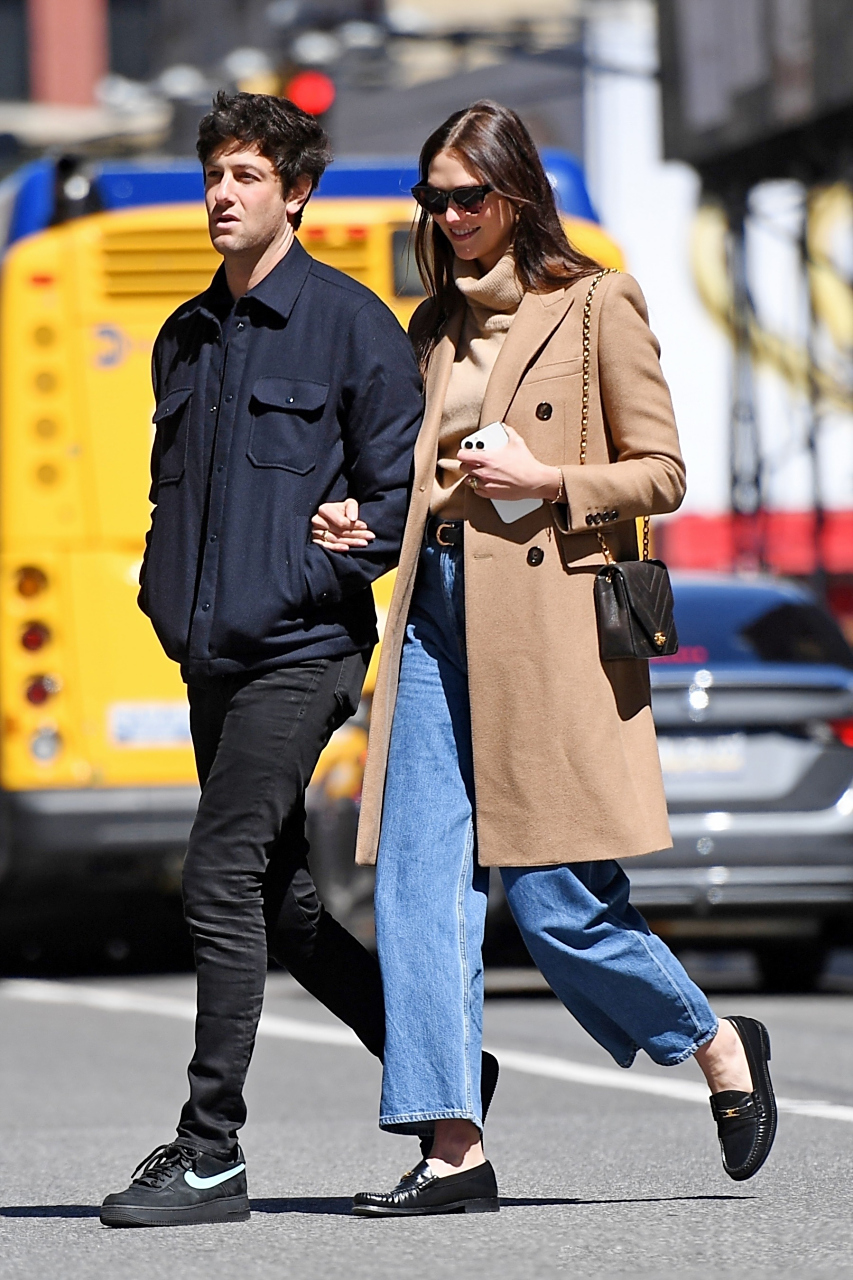 超模karlie kloss和丈夫joshua kushner在纽约外出的街拍!