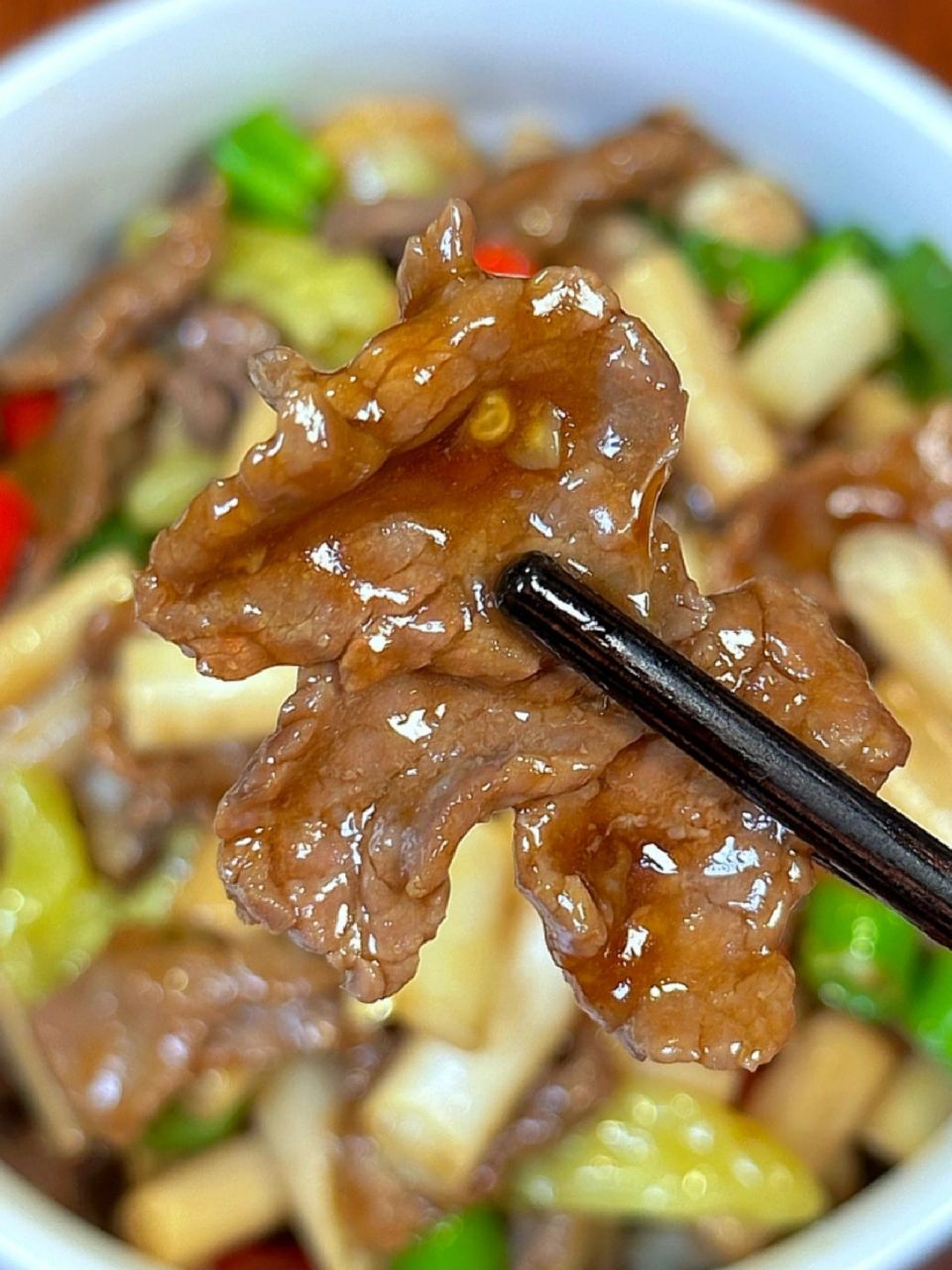 能干掉3碗饭的酸辣藕带炒牛肉  今天分享一道时令小炒 酸辣藕带炒牛肉