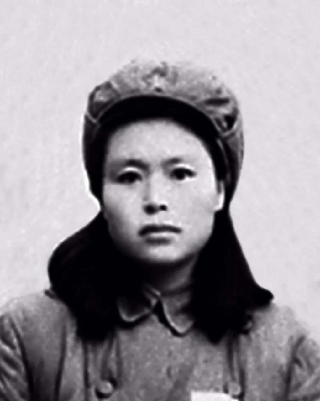 1945年8月,贾林秀为组织送信途中不幸被捕入狱,为了