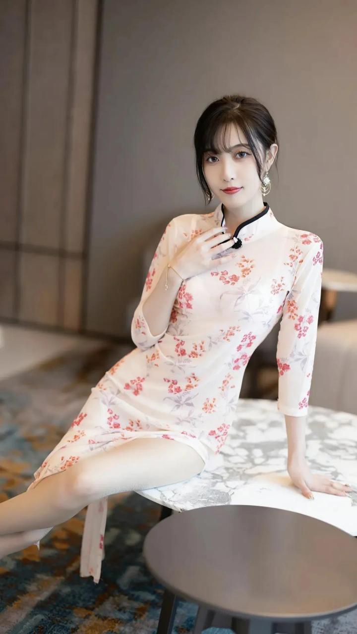 美女模特林星阑身穿淡粉色碎花旗袍,衬托出她的婀娜身姿.