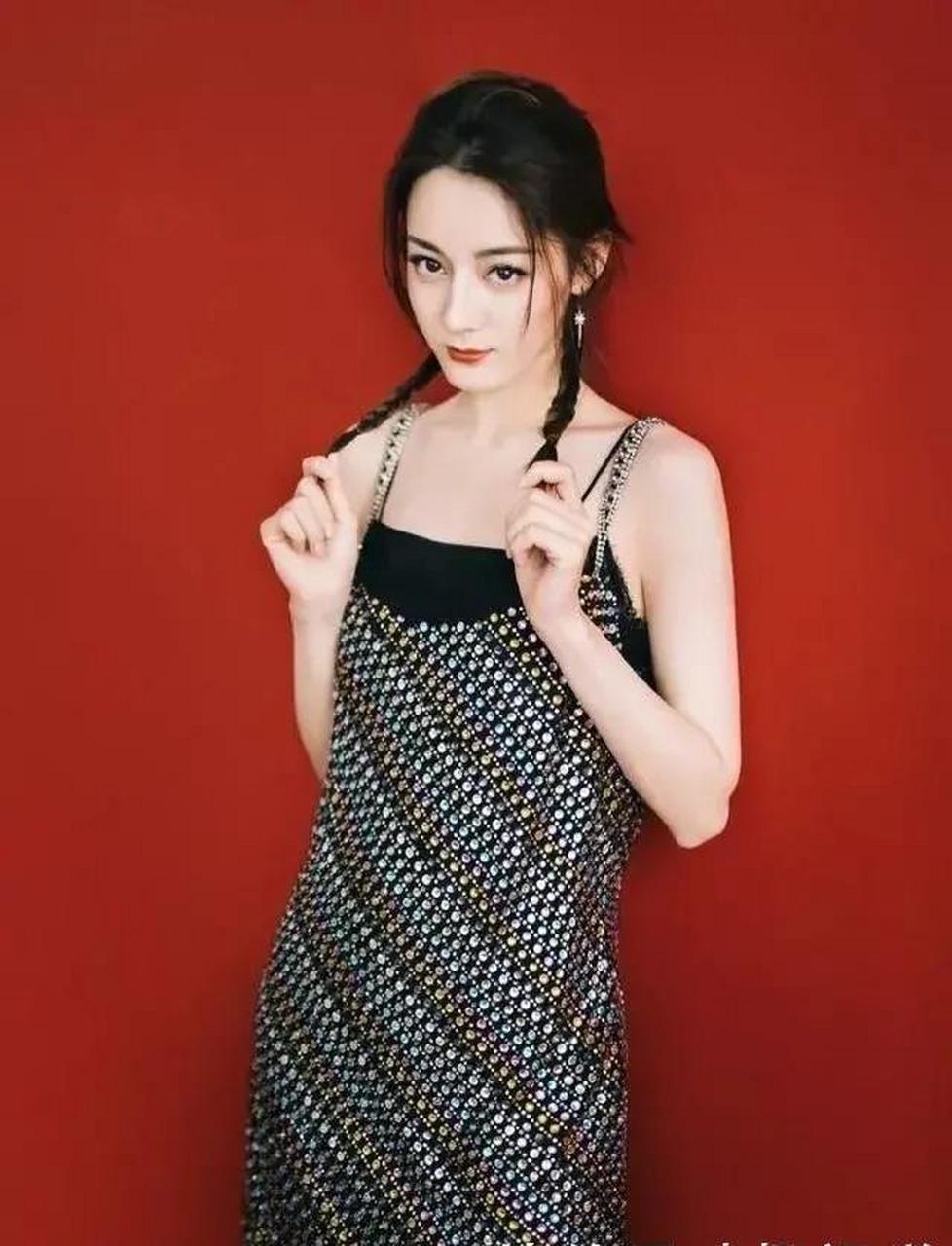 迪丽热巴是把彩虹穿到身上了?两件吊带秀出傲人身材,锁骨真迷人