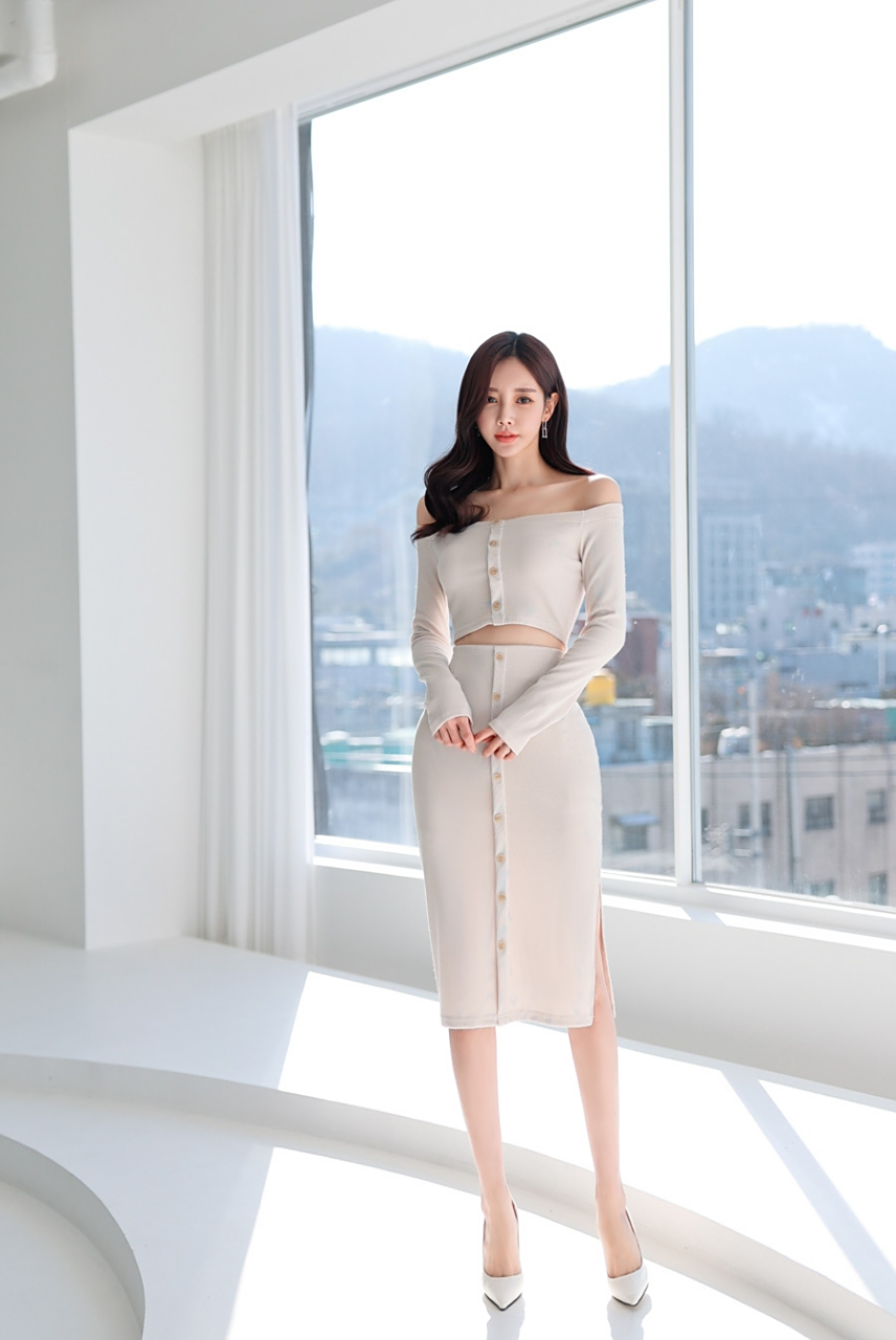 孙允珠时尚写真:肤色单排的露腰横胸二件套#女神孙允珠# #孙允珠时尚