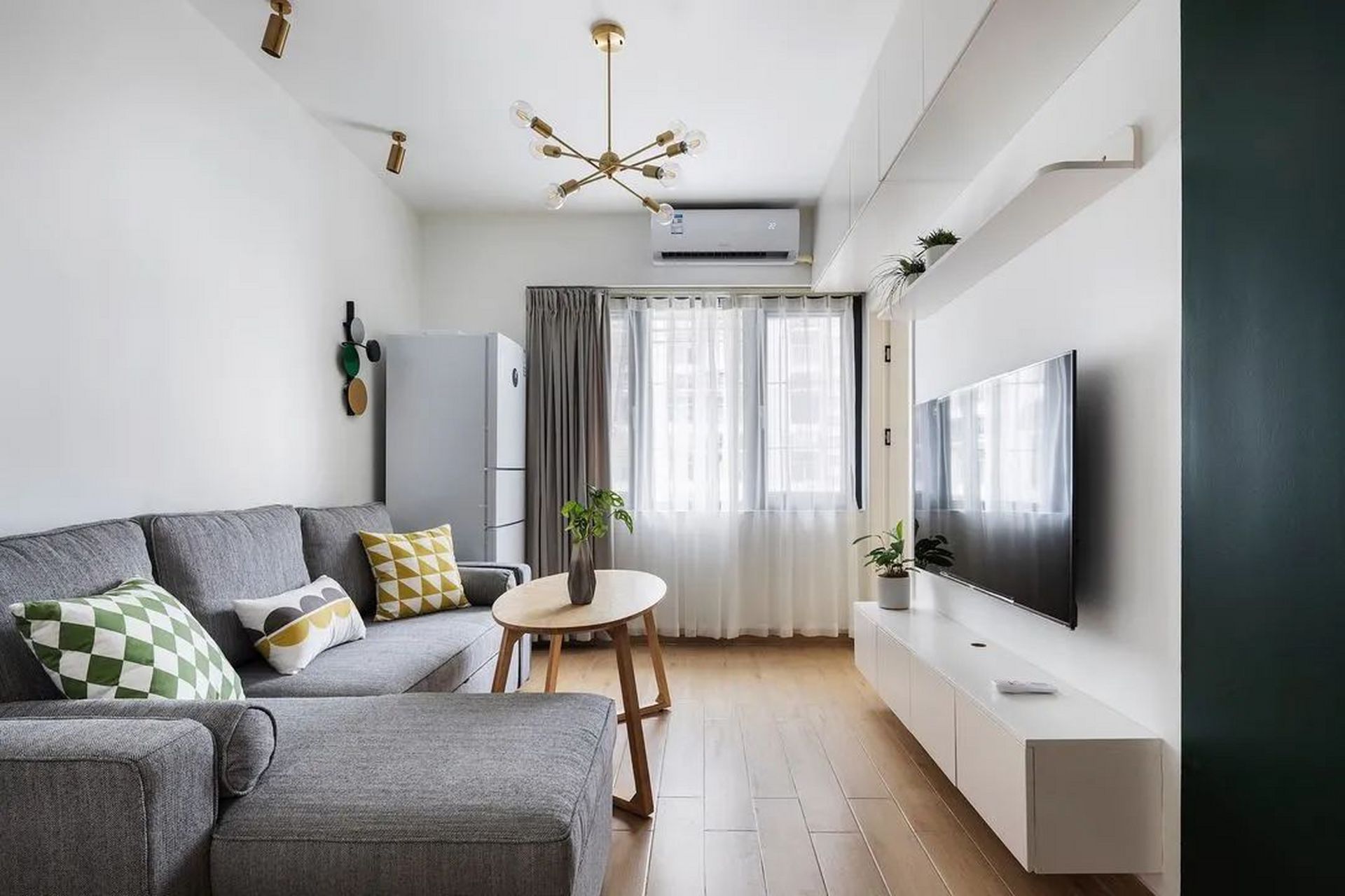 客厅配置一组转角沙发,既提高生活舒适度,也让孩子有了一块玩耍区.