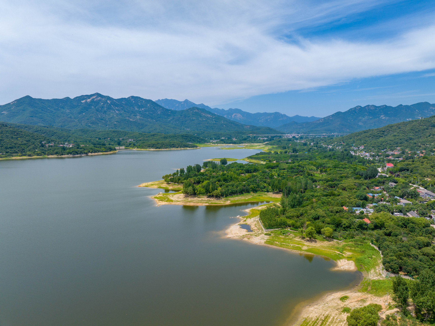 黄前水库位于泰安市岱岳区北部黄前镇,周围山峦环绕,景色优美,是泰安