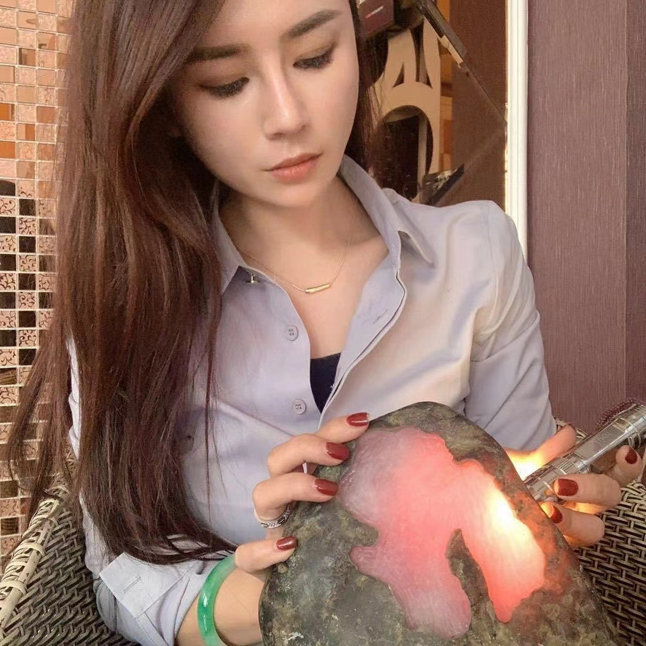 我是在中缅边境做翡翠原石生意的郭姐.