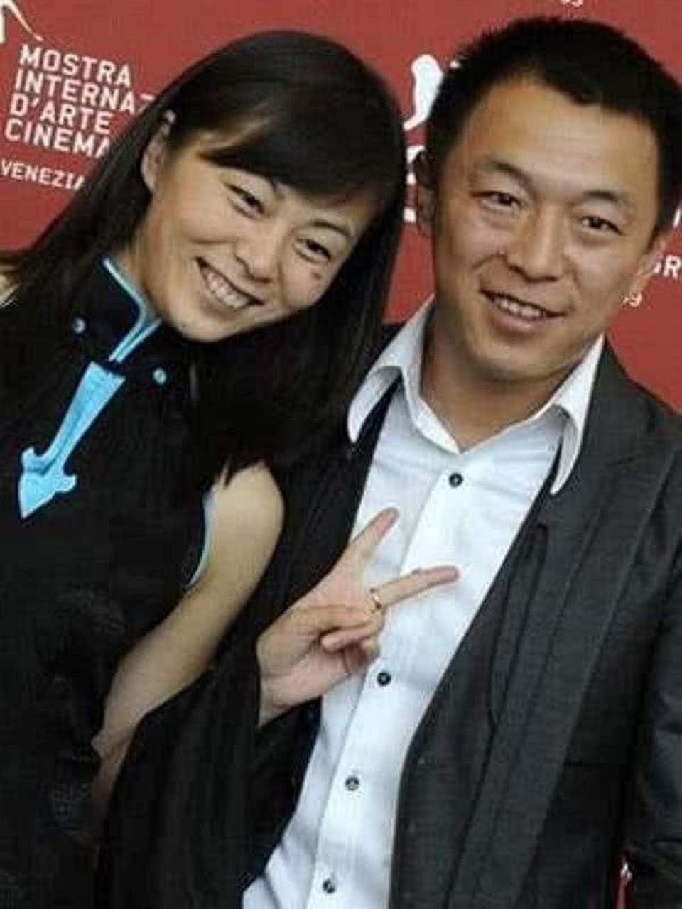 黄渤呵呵一乐回答道"回去了她就说,哎你这工作还真的挺好