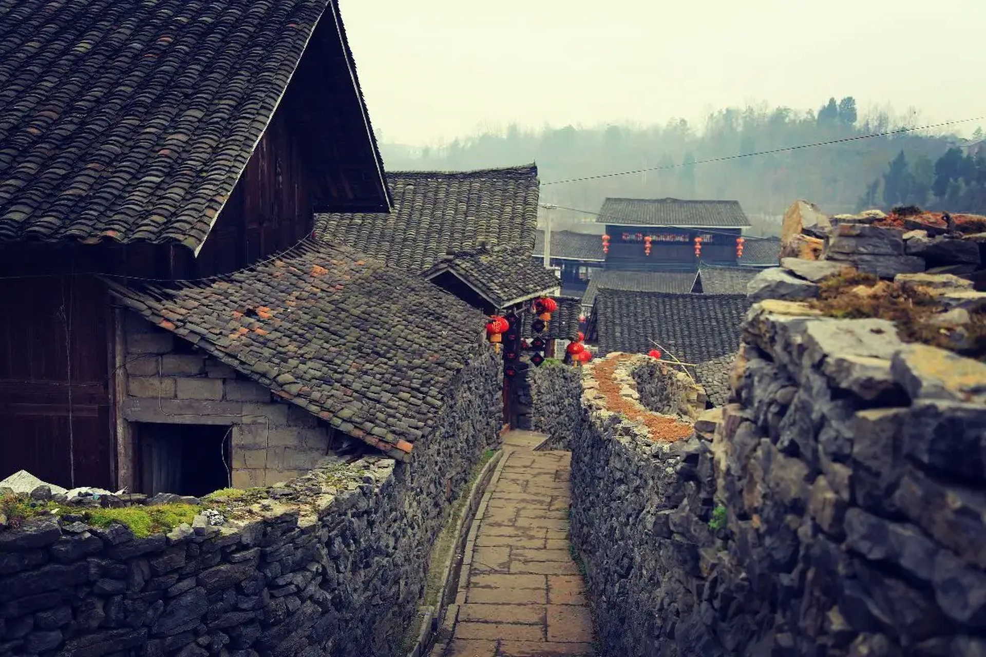 重庆龙潭古寨,位于丰都都督乡,它背依大山,规模不大,但山中缭绕的水汽