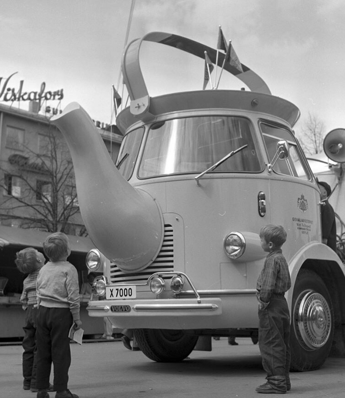 1956年,瑞典的耶夫勒街头,出现了一辆造型别致的汽车,汽车的车头,看