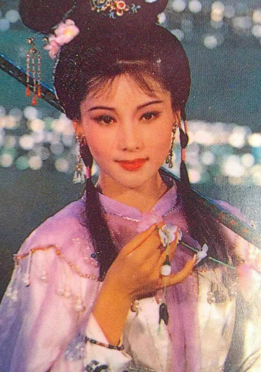 1985年,何赛飞因为主演了《五女拜寿》事业刚有起色,可独自抚养她长大