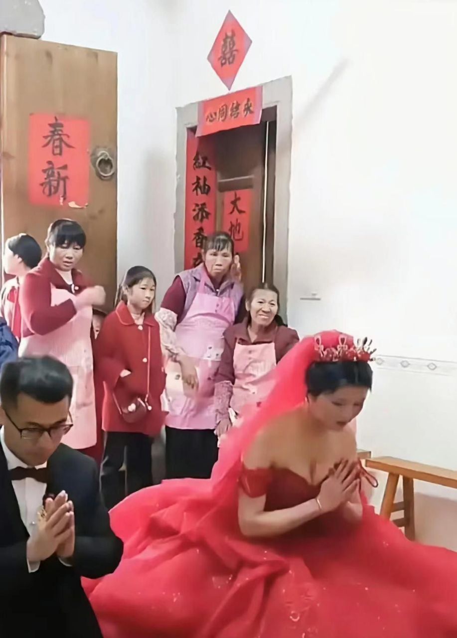 漂亮是挺漂亮.但是在农村一定会被别人戳脊梁骨的