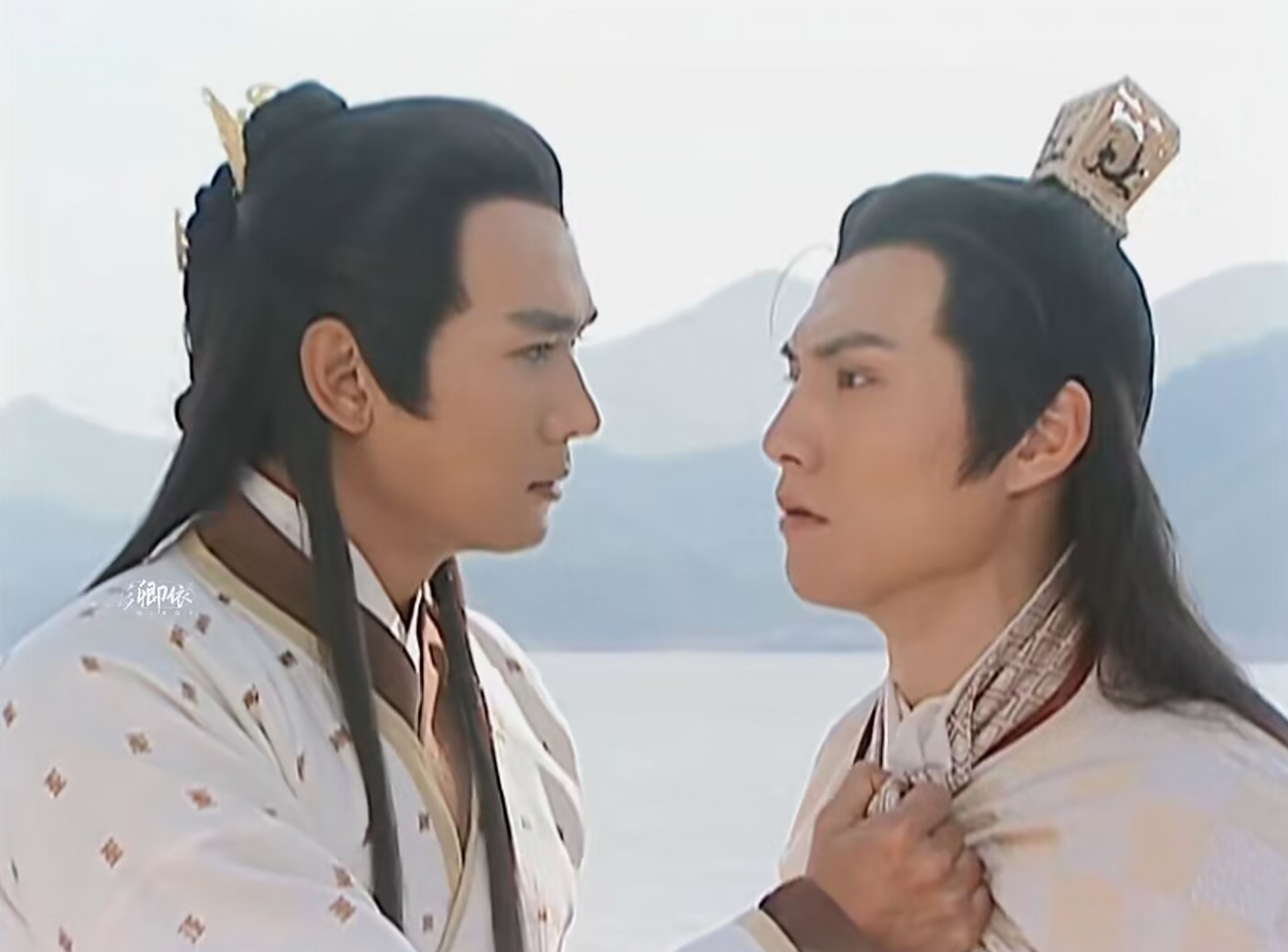 严宽应该也算是娱乐圈一等一的美男了,没想到和焦恩俊同框竟然显得有