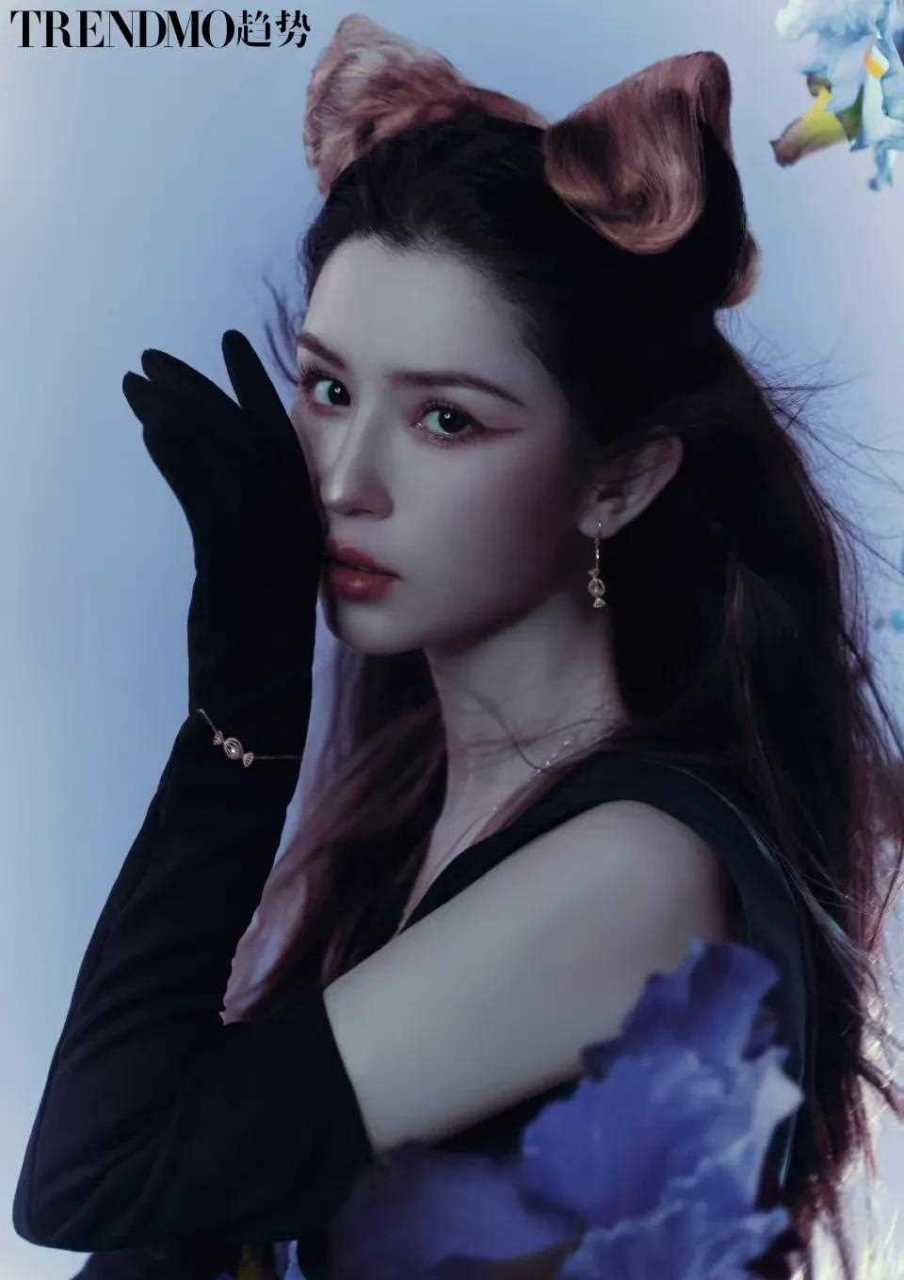 哈尼克孜是通过央视某节目揭开面纱的形象火起来的,然而一眼万年的