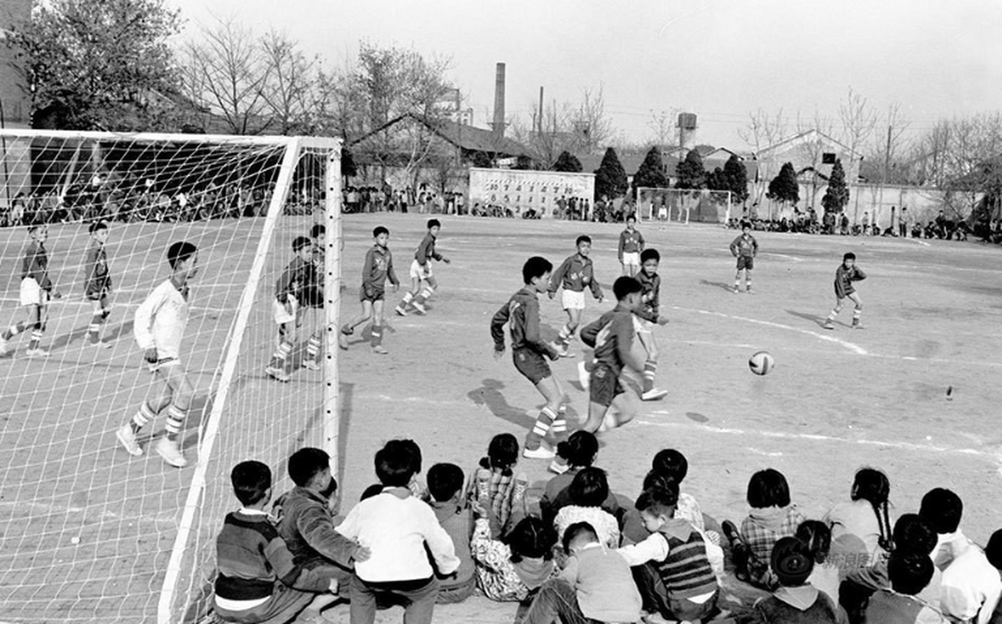 1980年4月,湖北省武汉市新河村的一所小学的学生在踢足球.