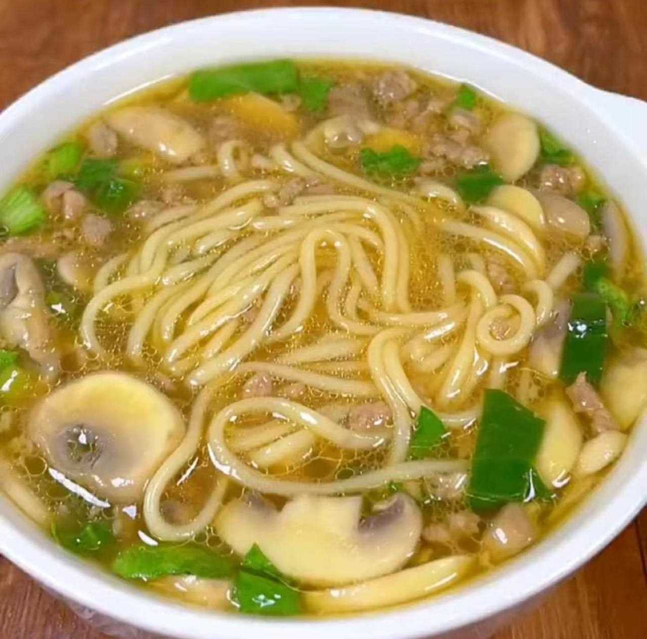 全家都喜欢的口蘑肉末汤面,汤汁浓郁鲜美,面条爽滑劲道,一碗根本不够