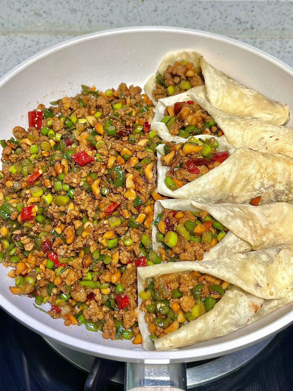 千刀肉卷饼吃真的太香啦!饼多准备点不然真的不够吃!