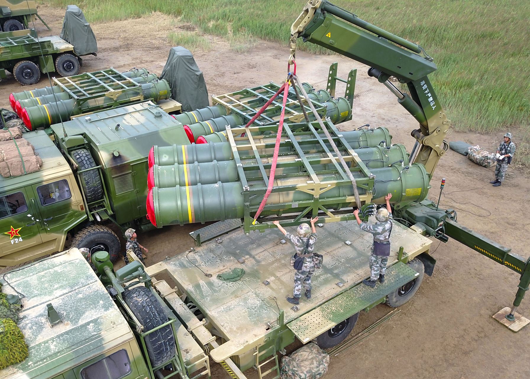 以前觉得红旗-16防空导弹的体型有点大,去年在珠海航展上看到新械的