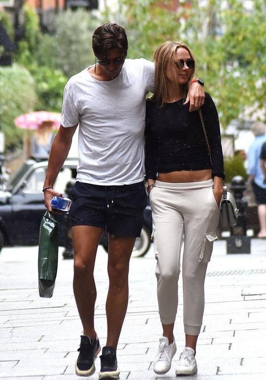 女星金伯利·加纳和男友现身伦敦街头,她有着火热的魅力