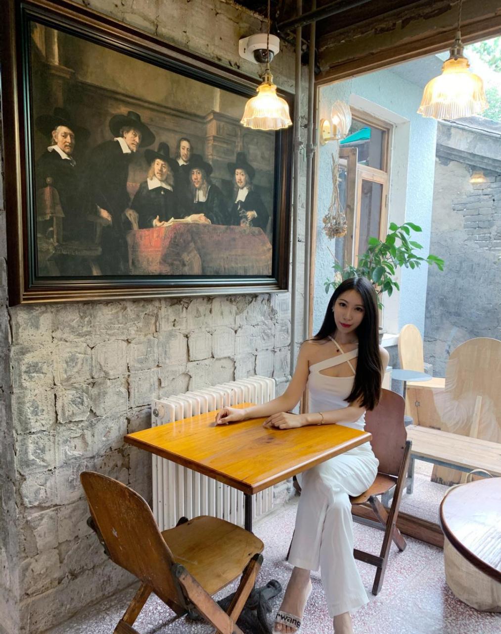 姐姐爱逛咖啡馆,白色长裤紧身上衣,妥妥女神范