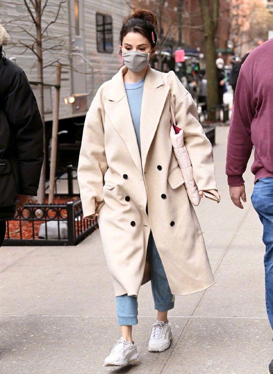 赛琳娜成功瘦身后,又一次化身街拍女王,最近又一次为大家带来了一身