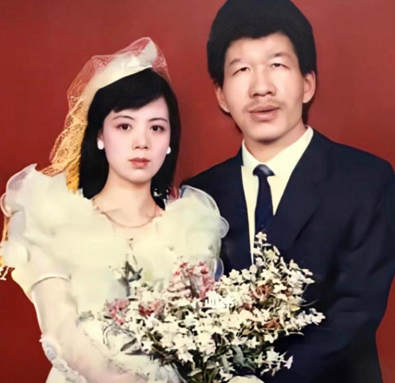 上世紀90年代的兩對夫妻的結婚照,這兩對夫妻如果新郎新娘互換一下就