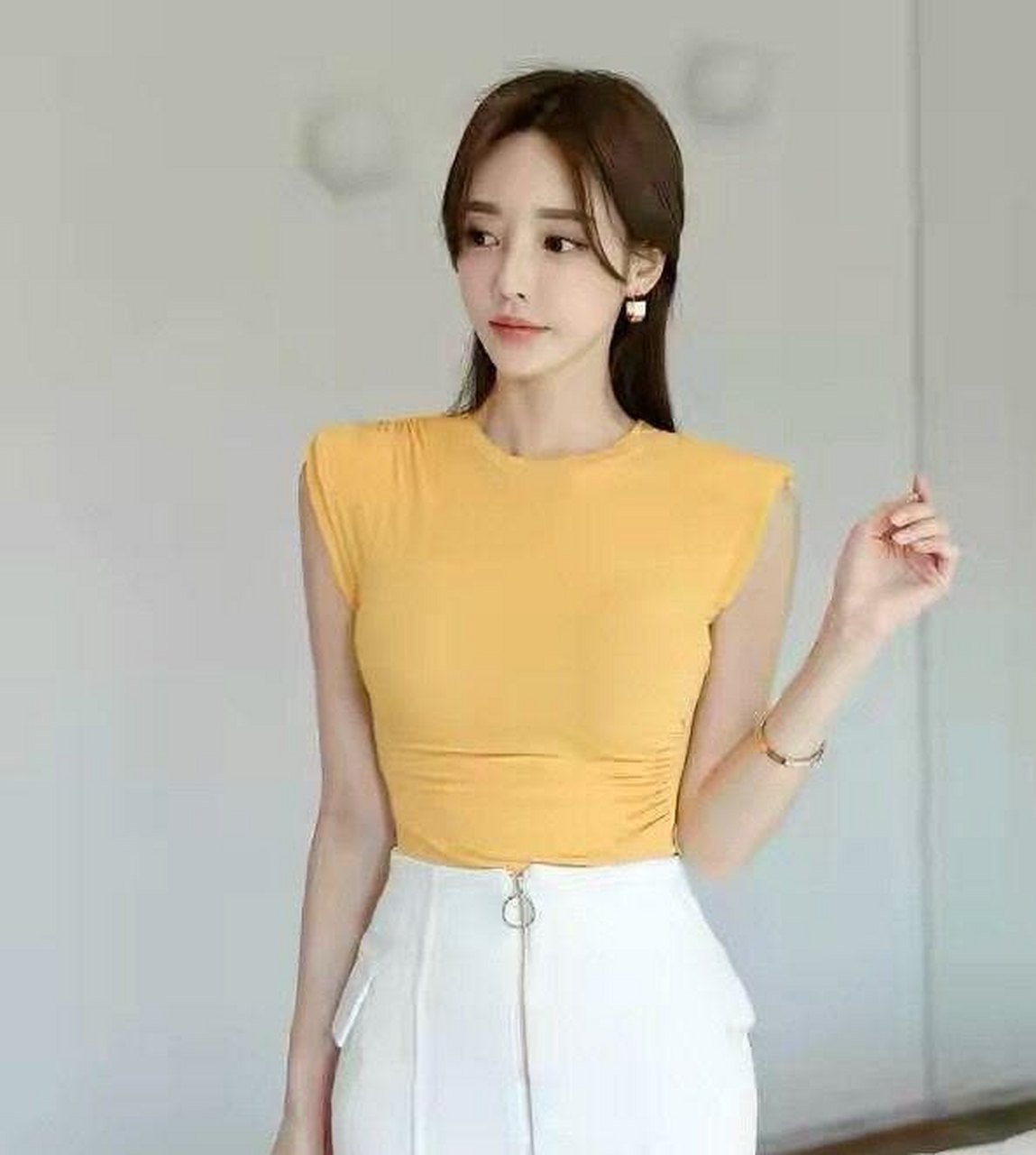 美女孙允珠:黄色上衣搭配白色包臀短裙秀美写真,尽显s型身材