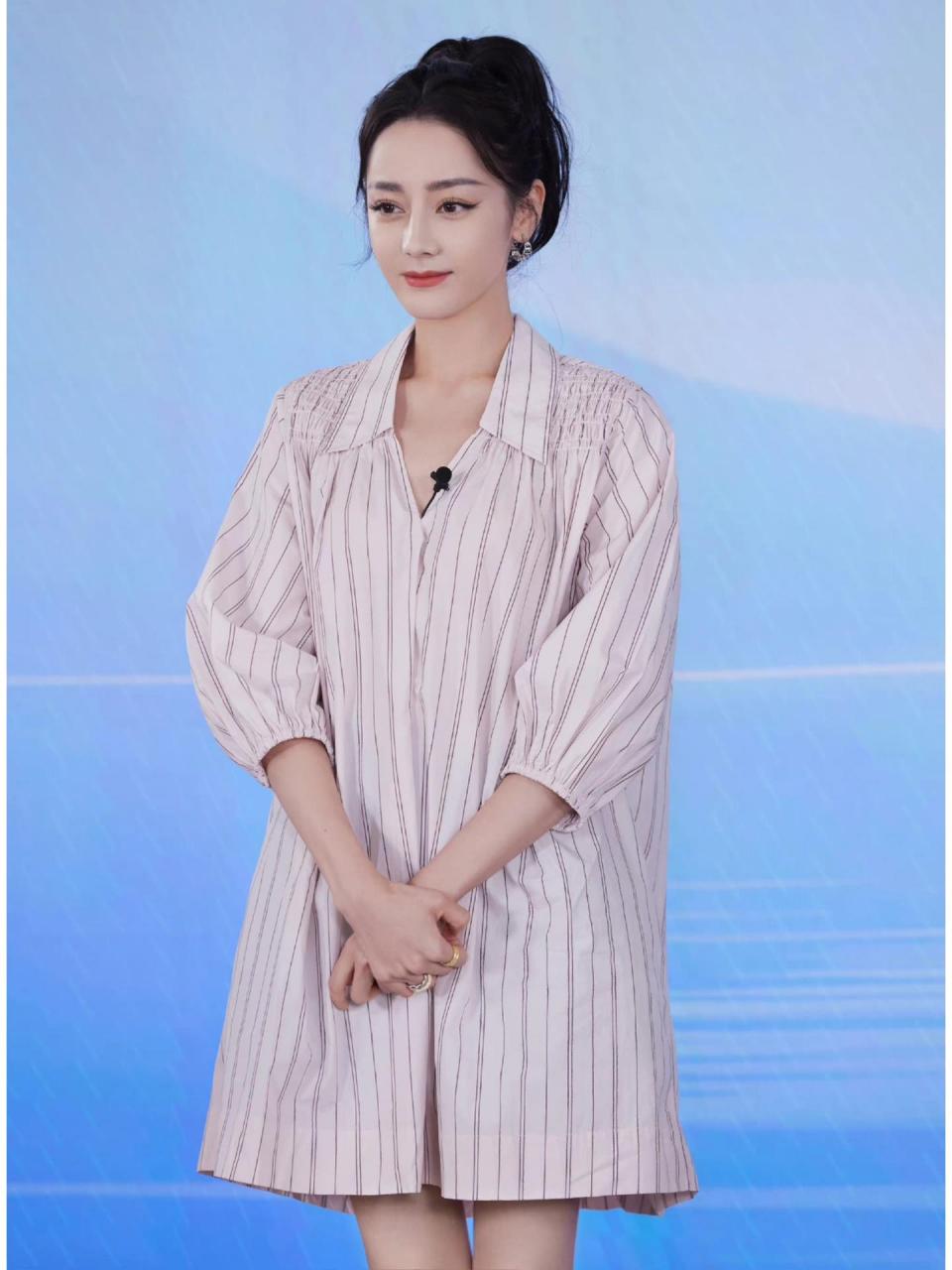 迪丽热巴昨日的直播造型, 粉色条纹衬衫搭配乐福鞋