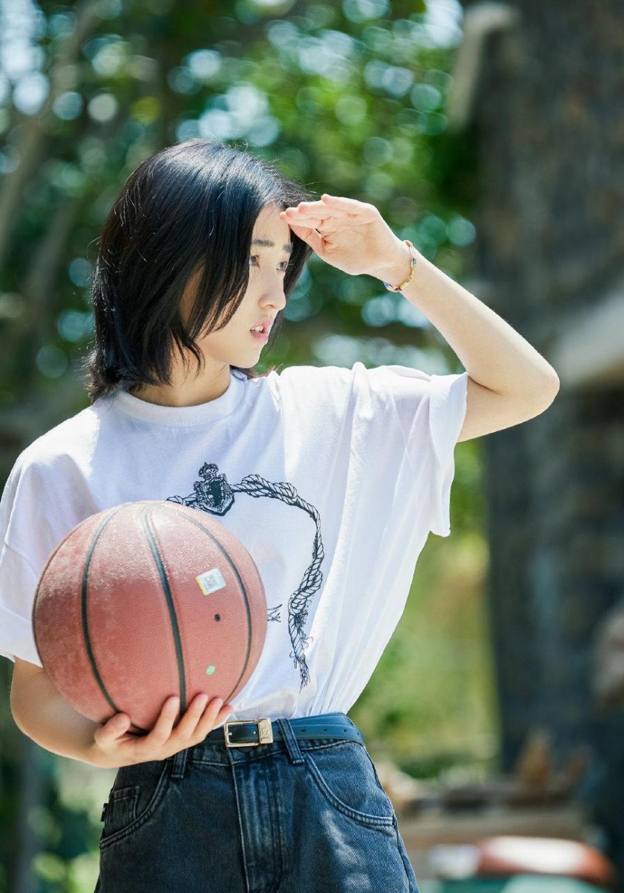 张子枫向往的生活最新剧照,是青春洋溢的子枫妹妹,短发,白t,蓝天,晚霞