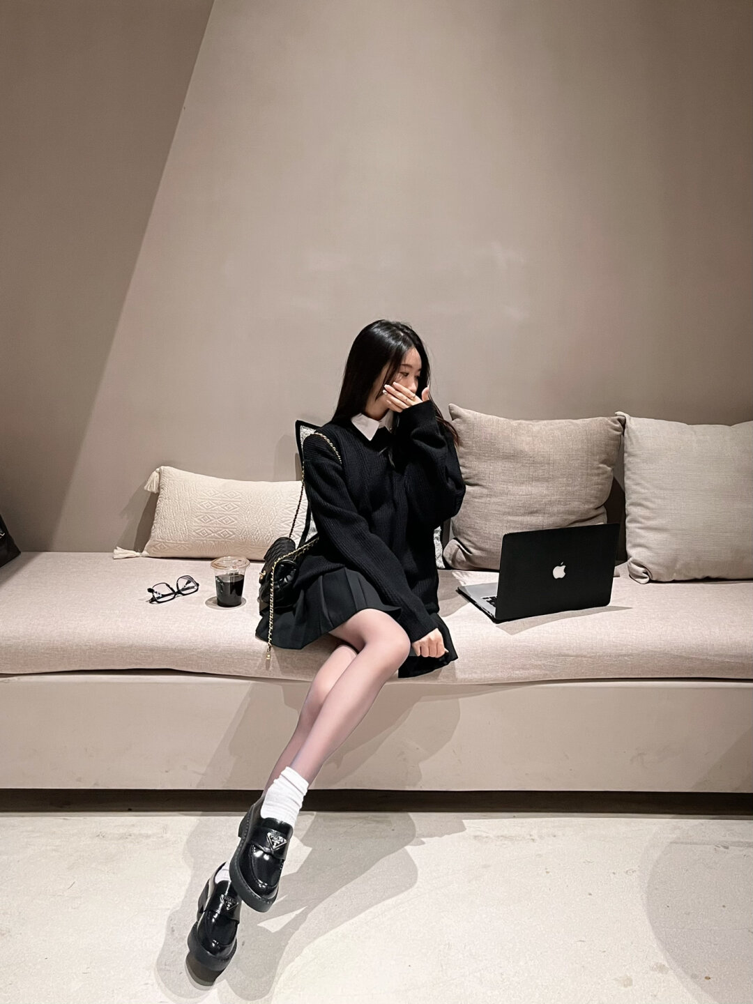黑丝与白袜的搭配再配上一双精致的小皮鞋无疑是一种极具吸引力的穿