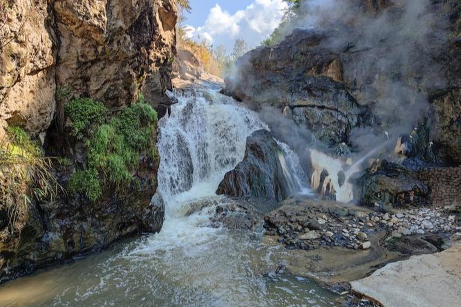 云南腾冲火山热海旅游区:它由火山地质公园和热海温泉风景区组成,就像