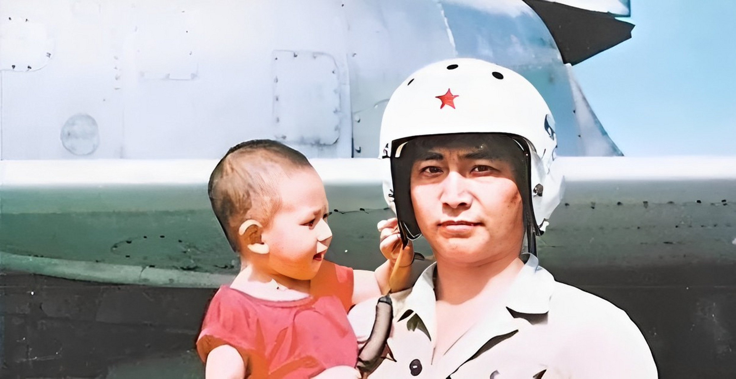 2001年,南海撞机事件发生后,33岁的王伟壮烈牺牲,为世人留下了永恒的