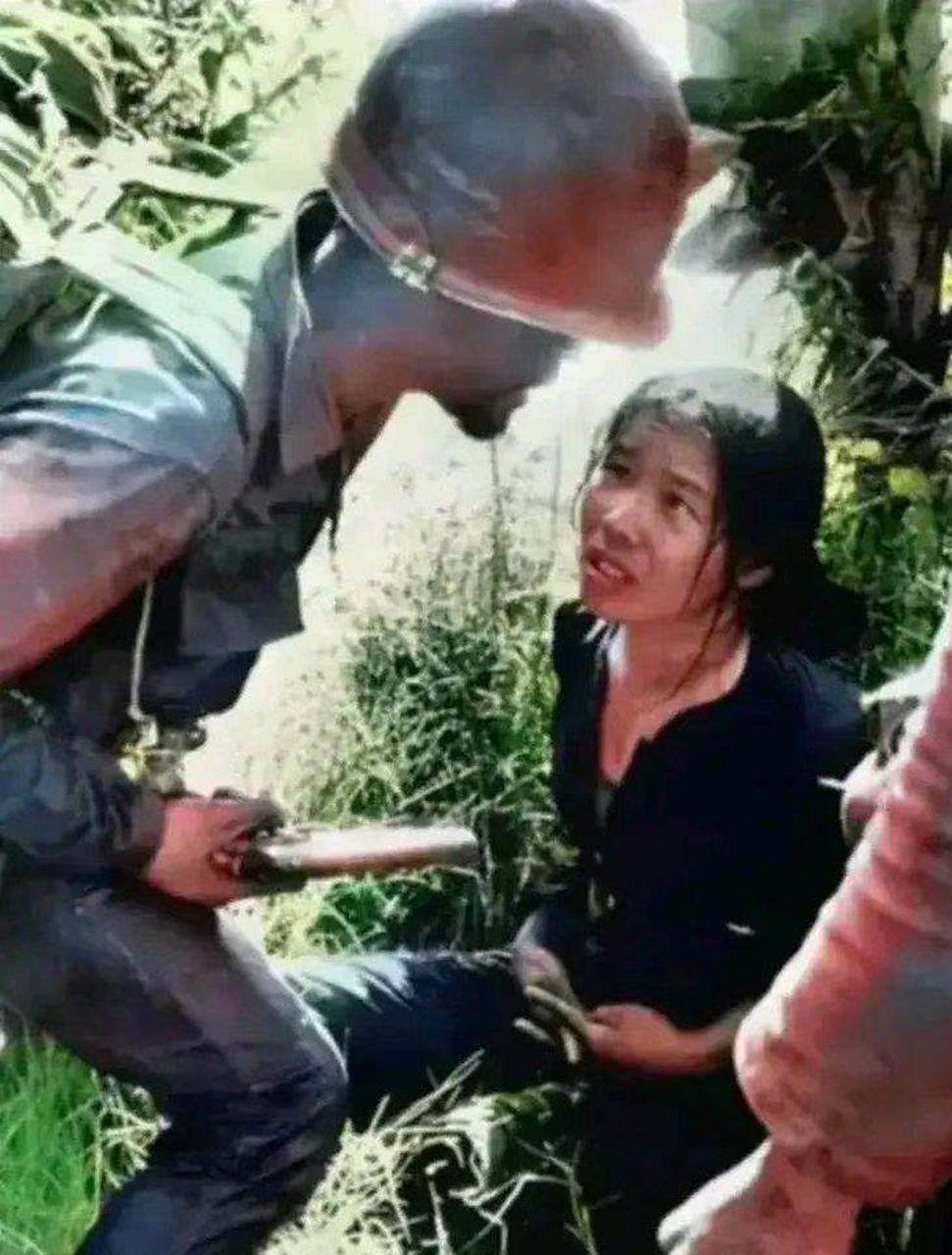 1972年,在越南战争期间,美军在越南西贡的一片丛林中捕获了一名越南