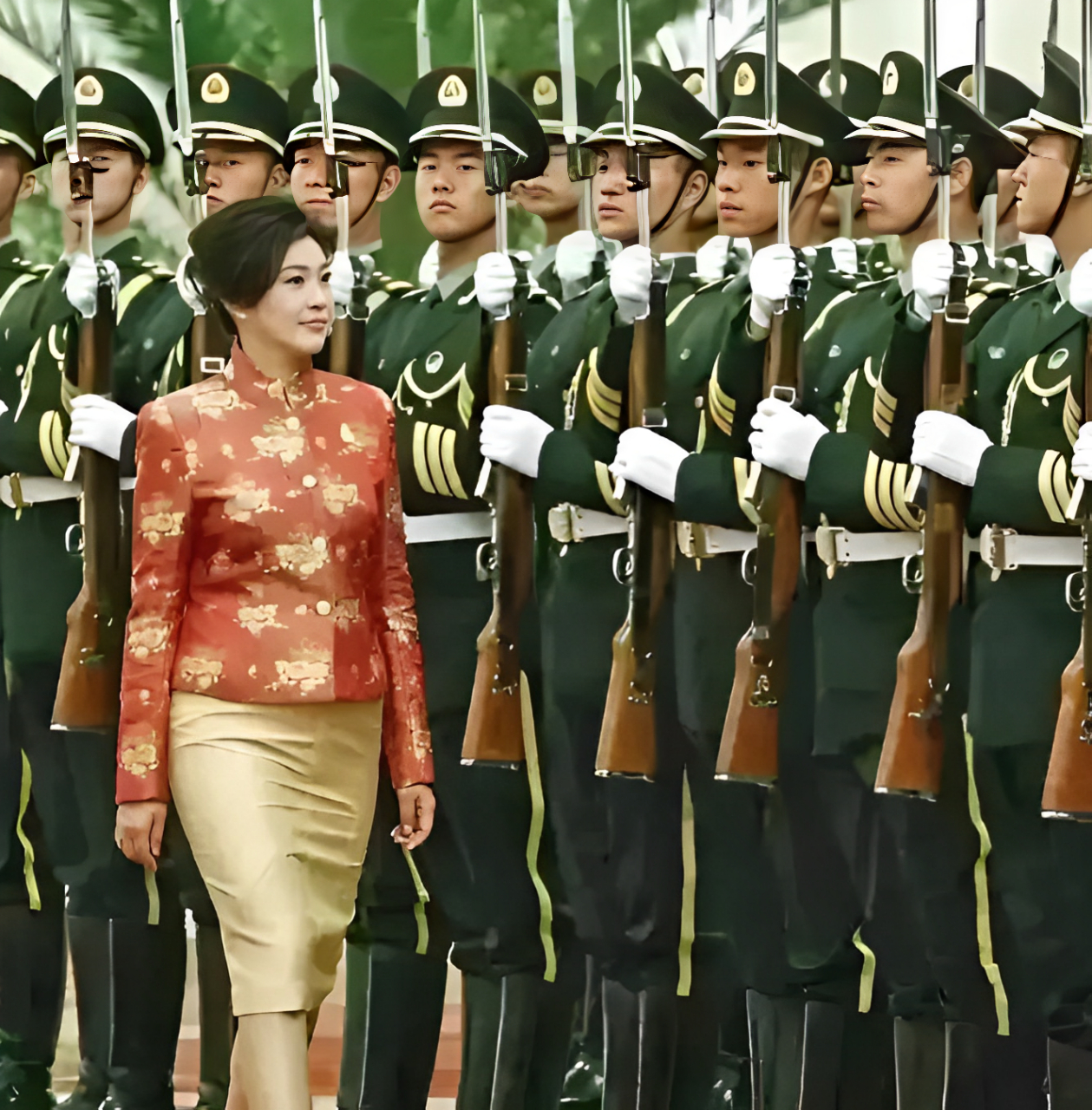 泰国总理英拉访华期间在中国仪仗队门前留下一张照片!