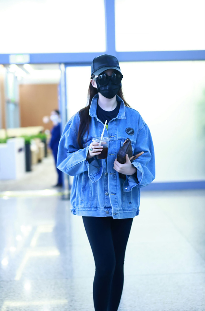 刘亦菲戴着绿宝石戒指好抢镜 5月30日知名的女明星刘亦菲现身北京机场