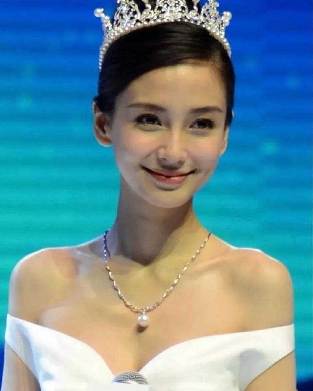 angelababy这两个造型真的太美了,戴上皇冠的样子真好看,这是真正的