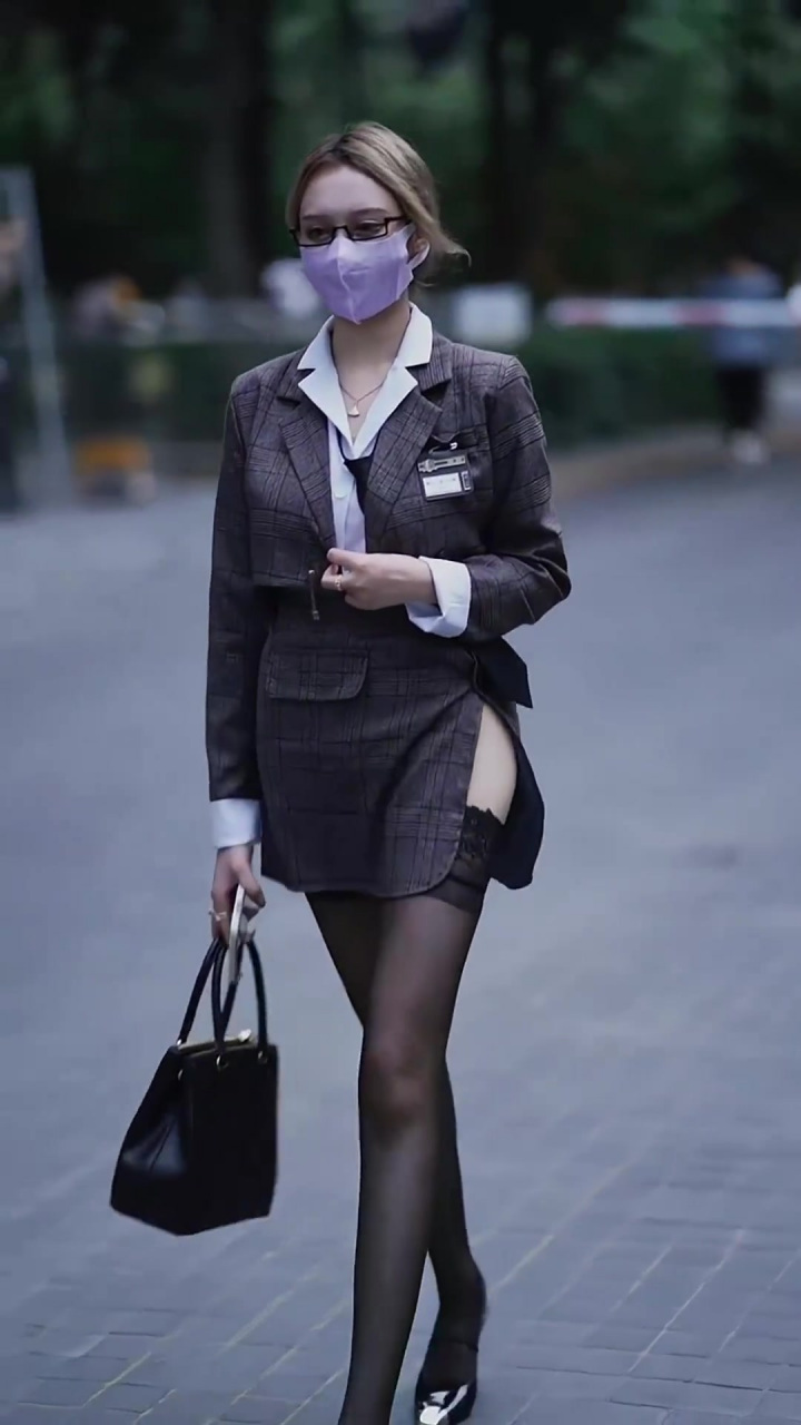 街拍美女,小姐姐这职业装太性感了