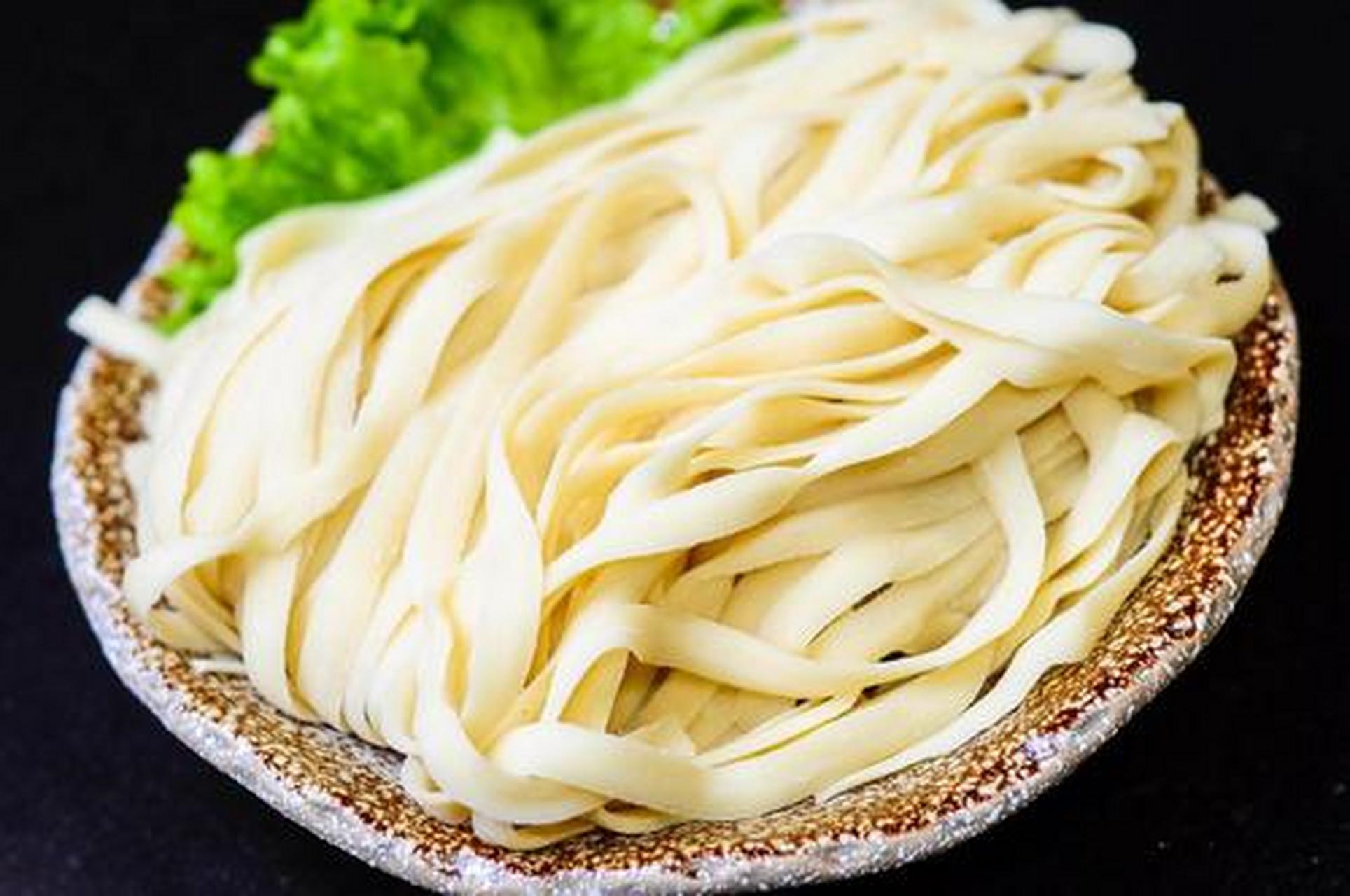 美食教程#刀切面:这个是当地育黎镇特有的一个面