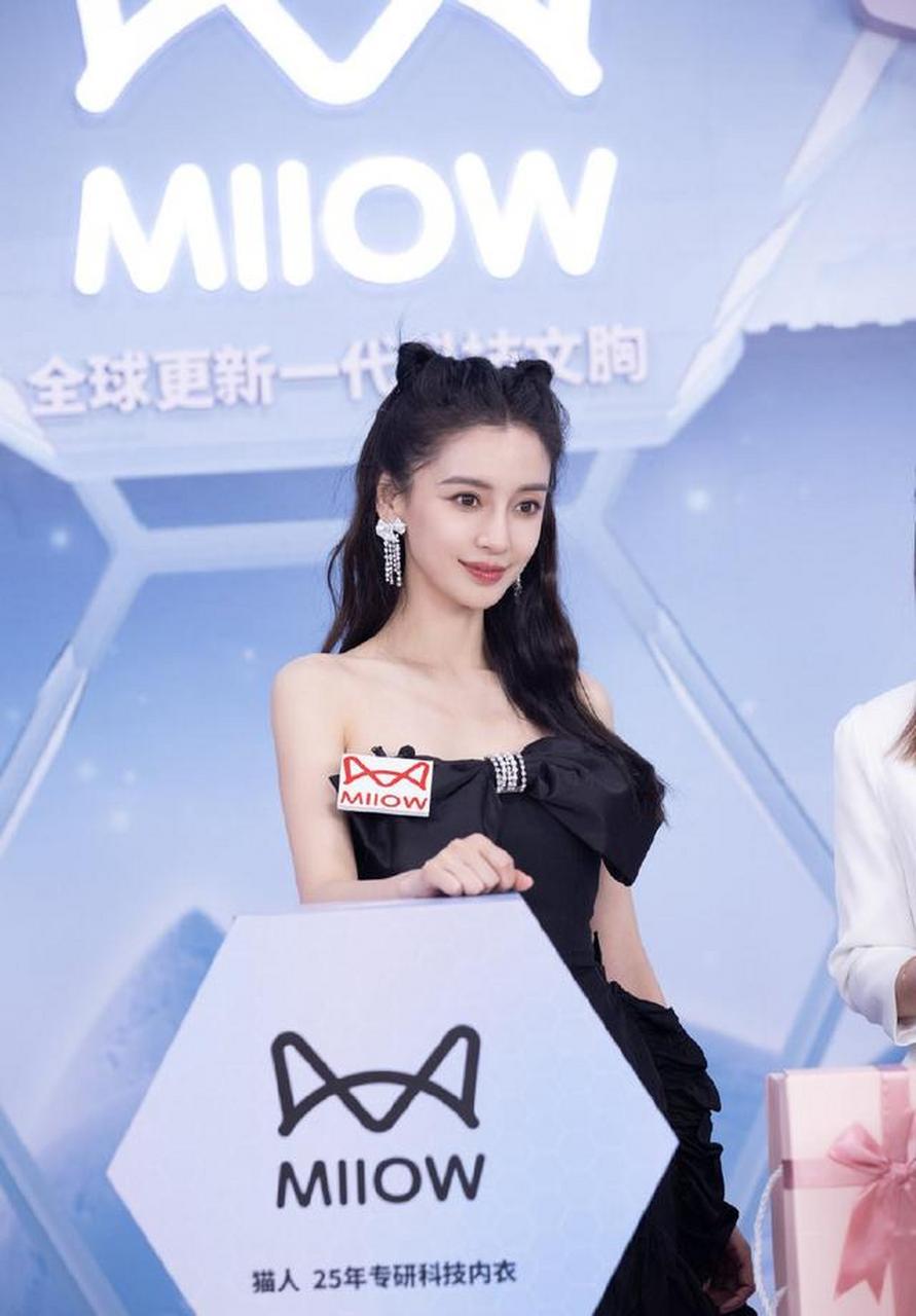 昨日,青年演员angelababy在猫人直播间直播,一身黑色裙子,猫耳的发型