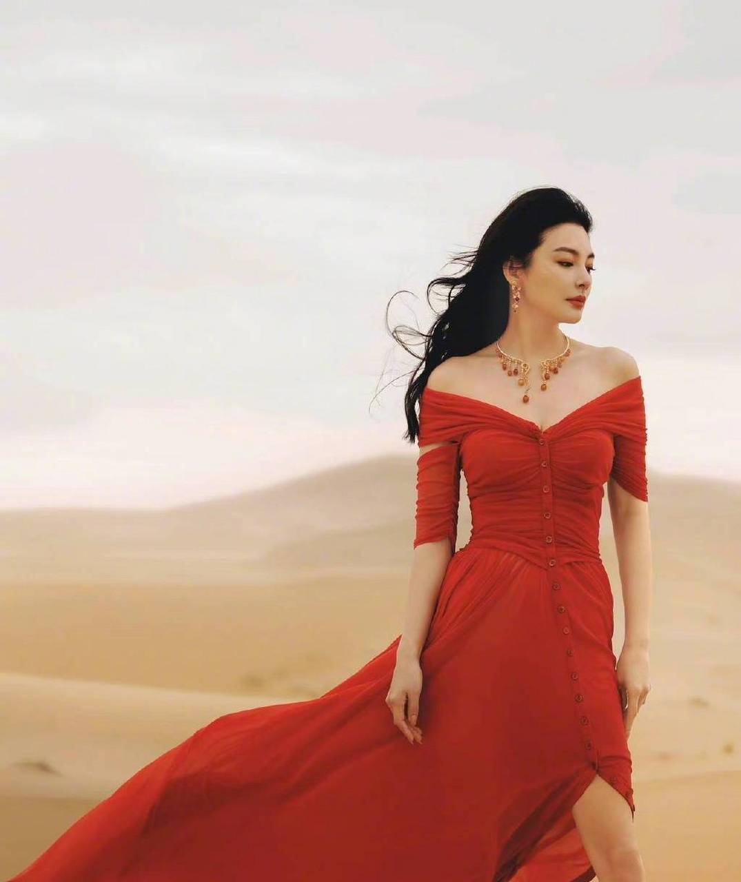 沙漠红色裙子照片图片