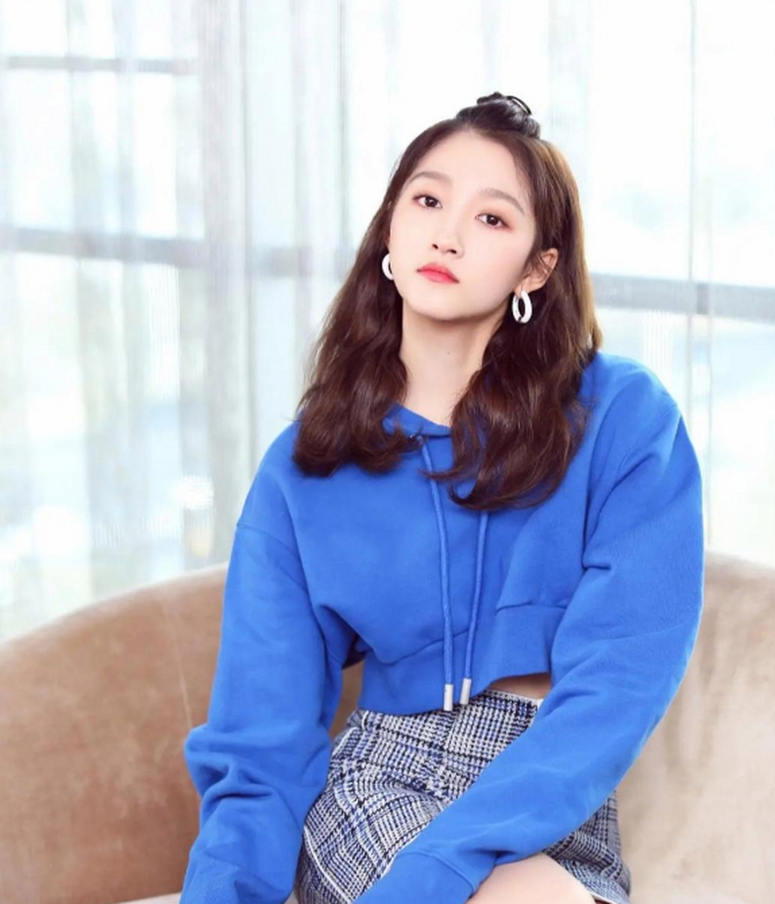 关晓彤身穿蓝色短款上衣搭配短裙,清纯俏丽,温柔甜美,青春元气美少女!