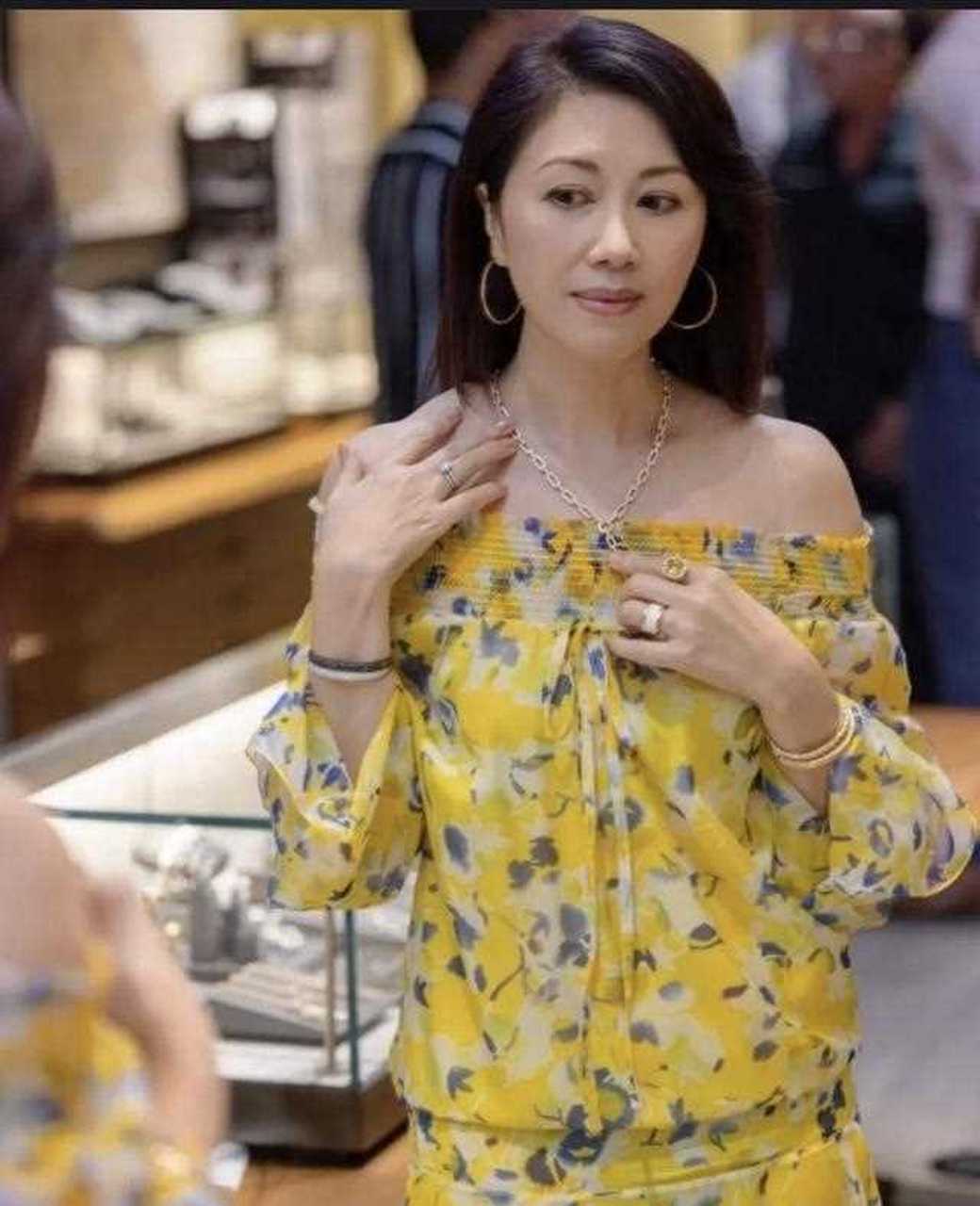 香港演员杨宝玲今年已经54岁,颜值还是保持不错