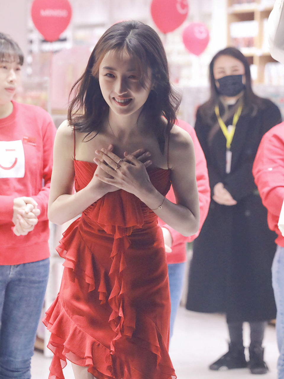 张子枫今日成都出席品牌活动, 一身红色连衣裙甜美少女, 但妹妹这也