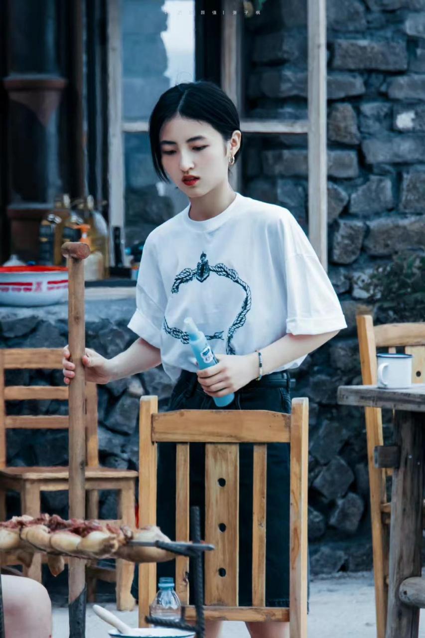 张子枫的少年感绝美#  张子枫穿纯白绳锁t恤配牛仔阔腿短裤,充满干净