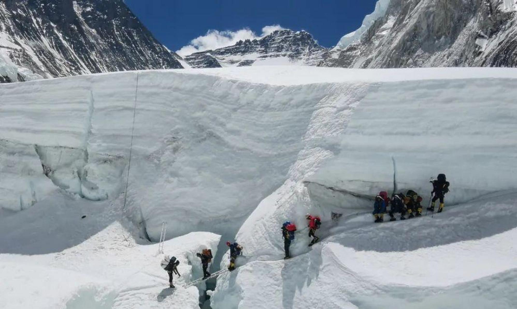 【昆布冰川真的很恐怖】 昆布冰川是南坡攀登珠峰最危险的存在,所以在
