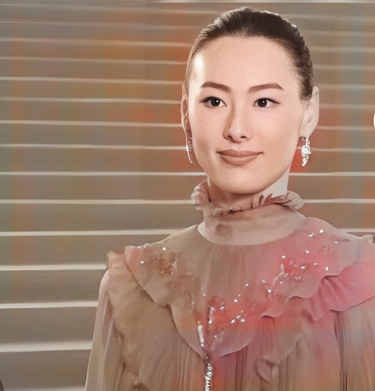 梁洛施的耳朵明显高于眉毛,这是非常罕见的!她赢了!