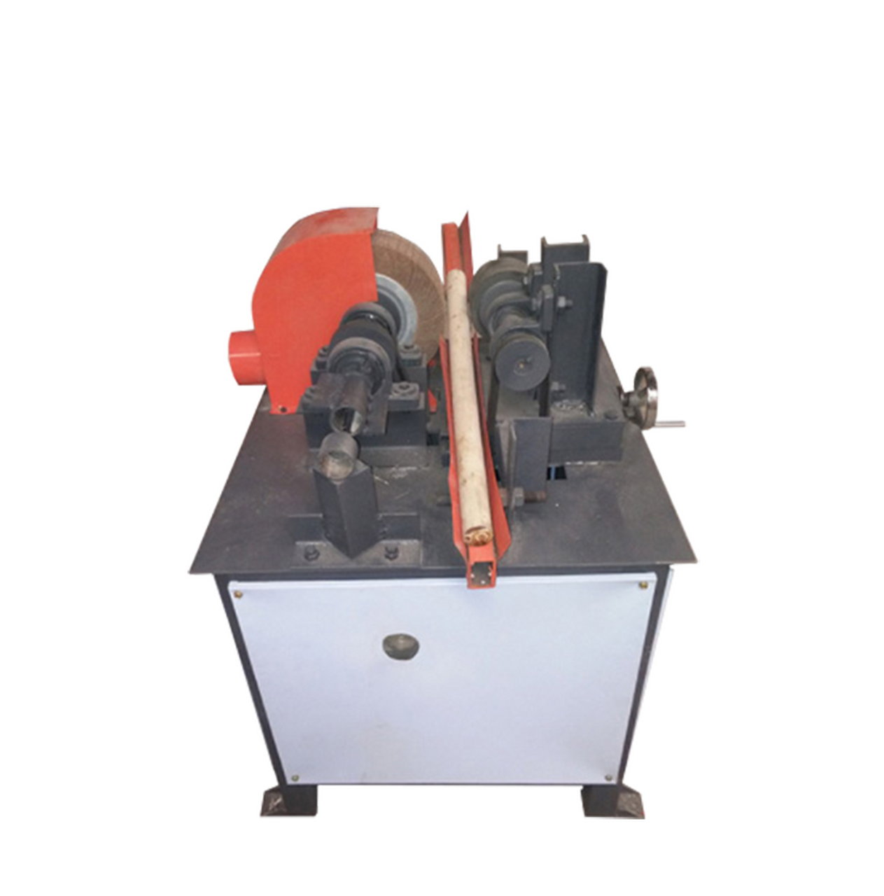 圆棒砂光机机是通过旋转,进行砂光和抛光材料,并且通过调节螺栓来调整